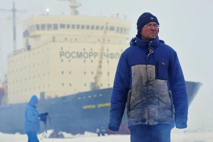 Полярник с  сезонной дрейфующей станции \"Северный полюс 2015\" из Арктики, в ожидании посадки на ледокол \"Капитан Драницын\" для эвакуации на большую землю. Северный полюс. Северный ледовитый океан