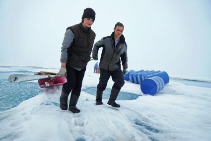 Полярники эвакуируют аппаратуру и имущество сезонной дрейфующей станции \"Северный полюс 2015\" из Арктики, на ледокол \"Капитан Драницын\" для перевозки на большую землю. Северный полюс. Северный ледовитый океан