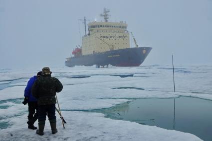 Полярники у ледокола \"Капитан Драницын\" во время эвакуации сезонной дрейфующей станции \"Северный полюс 2015\" из Арктики, для перевозки на большую землю. Северный полюс. Северный ледовитый океан