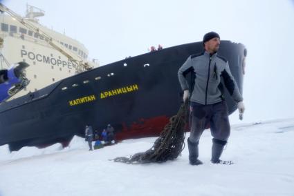 Полярники эвакуируют аппаратуру и имущество сезонной дрейфующей станции \"Северный полюс 2015\" из Арктики, на ледокол \"Капитан Драницын\" для перевозки на большую землю. Северный полюс. Северный ледовитый океан