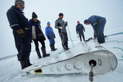 Полярники эвакуируют аппаратуру и имущество сезонной дрейфующей станции \"Северный полюс 2015\" из Арктики, на ледокол \"Капитан Драницын\" для перевозки на большую землю. Северный полюс. Северный ледовитый океан