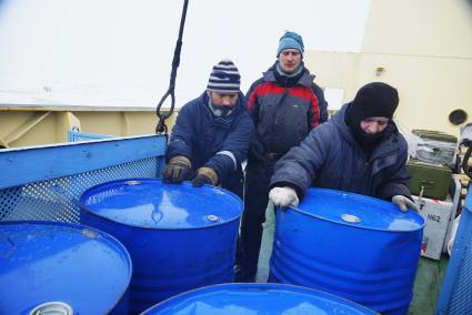 Полярники эвакуируют аппаратуру и имущество сезонной дрейфующей станции \"Северный полюс 2015\" из Арктики, на ледокол \"Капитан Драницын\" для перевозки на большую землю. Северный полюс. Северный ледовитый океан