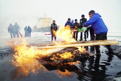 Полярники сжигают остатки стройматериалов и мусор с  сезонной дрейфующей станции \"Северный полюс 2015\" из Арктики, на ледокол \"Капитан Драницын\" перед эвакуацией на большую землю. Северный полюс. Северный ледовитый океан