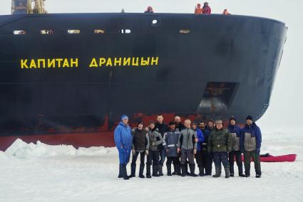 Общее фото полярников сезонной дрейфующей станции \"Северный полюс 2015\" перед вакуацией из Арктики на ледокол \"Капитан Драницын\". Северный полюс. Северный ледовитый океан