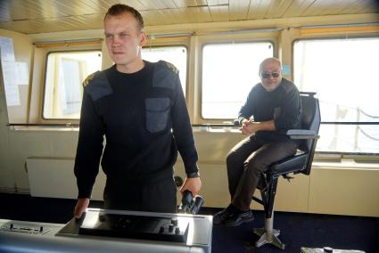 Капитан (справа)  и помощник капитана (слева) на мостике ледокола \"Капитан драницын\", во время похода на северный полюс, для эвакуации сезонной дрейфующей станции \"Северный полюс 2015\". Баренцево море