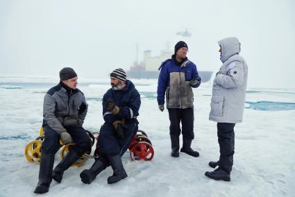 Полярники с сезонной дрейфующей станции \"Северный полюс 2015\" из Арктики, в ожидании посадки на ледокол \"Капитан Драницын\" перед эвакуацией на большую землю. Северный полюс. Северный ледовитый океан