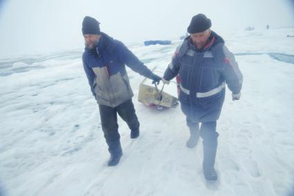 Полярники эвакуируют аппаратуру и имущество сезонной дрейфующей станции \"Северный полюс 2015\" из Арктики, на ледокол \"Капитан Драницын\" для перевозки на большую землю. Северный полюс. Северный ледовитый океан