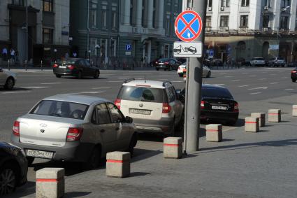 Москва.   Автомобили припаркованные в в зоне действия знака `Остановка запрещена`.