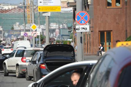 Москва.   Автомобили припаркованные в в зоне действия знака `Остановка запрещена`.