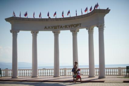 Крым. Алушта. Люди прогуливаются по набережной.