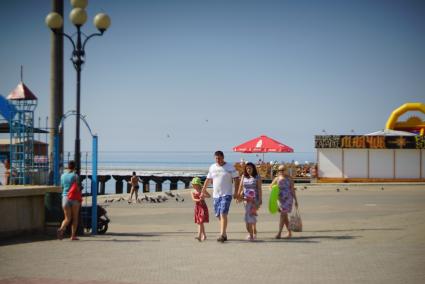 Крым. Алушта. Люди прогуливаются по набережной.