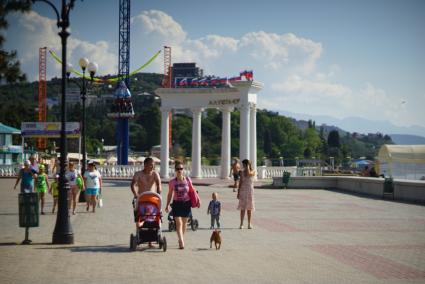 Крым. Алушта. Люди прогуливаются по набережной.