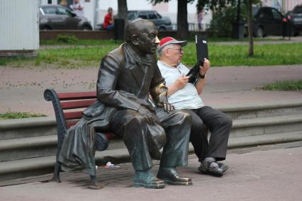 Нижний Новгород. Скульптура актера Евгения Евстигнеева у  Нижегородского академического театра драмы .