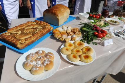 Московская область, д.Алабино.Военно-полевая кухня во время финальных соревнований танковых экипажей `Танковый биатлон` в рамках `Армейских международных игр - 2015`.