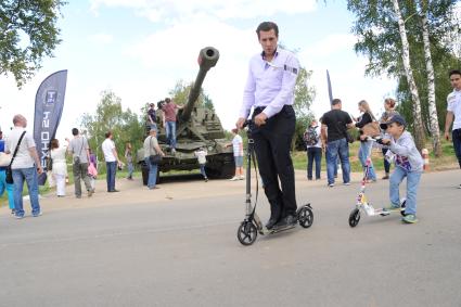 Московская область, д.Алабино.  Посетители во время финальных соревновании танковых экипажей `Танковый биатлон` в рамках `Армейских международных игр - 2015`.