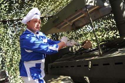 Московская область, д.Алабино.Военно-полевая кухня   во время финальных соревнований танковых экипажей `Танковый биатлон` в рамках `Армейских международных игр - 2015`.