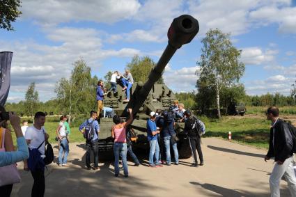 Московская область, д.Алабино. Посетители во время финальных соревновании танковых экипажей `Танковый биатлон` в рамках `Армейских международных игр - 2015`.