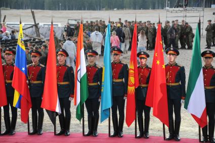 Московская область, д.Алабино.  Военнослужащие во время закрытия чемпионата мира по `Танковому биатлону`  в рамках `Армейских международных игр - 2015`.