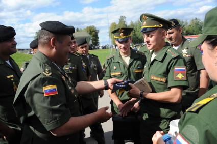 Московская область, д.Алабино. Военнослужащие во время закрытия чемпионата мира по `Танковому биатлону` в рамках `Армейских международных игр - 2015`.