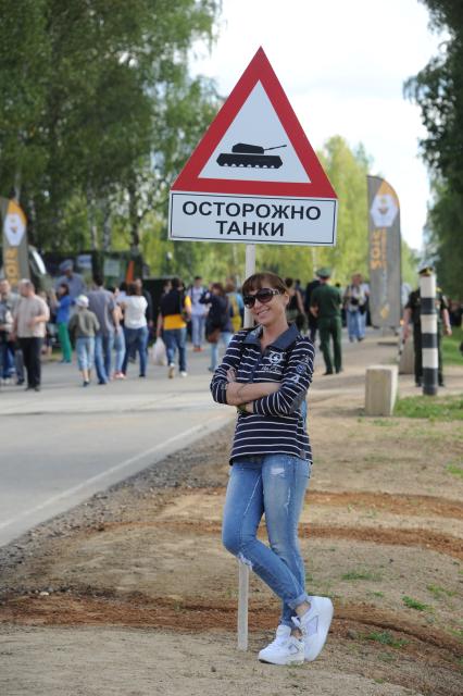 Московская область, д.Алабино. Посетители во время закрытия чемпионата мира по `Танковому биатлону`  в рамках `Армейских международных игр - 2015`.