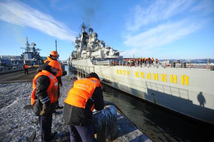 Североморск. Военно-морская база Северного флота России. Атомный ракетный крейсер `Петр Великий` в порту.