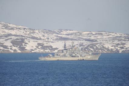 Североморск. Военно-морская база Северного флота России. Эскадренный миноносец проекта 956 `Сарыч` `Адмирал Ушаков` в порту.