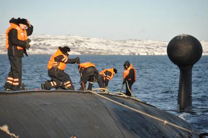 Североморск. Военно-морская база Северного флота России. Военнослужащие на атомной подводной лодке Б-138 `Обнинск` в порту.