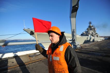 Североморск. Военно-морская база Северного флота России. Атомный ракетный крейсер `Петр Великий` в порту.