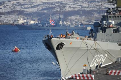 Североморск. Военно-морская база Северного флота России. Атомный ракетный крейсер `Петр Великий` и эскадренный миноносец проекта 956 `Сарыч` `Адмирал Ушаков` (на втором плане) в порту.