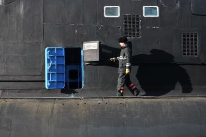 Североморск. Военно-морская база Северного флота России. Военнослужащий на атомной подводной лодке Б-138 `Обнинск` в порту.