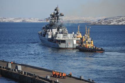 Североморск. Военно-морская база Северного флота России. Большой противолодочный корабль проекта 1155 `Адмирал Левченко` и рейдовый буксир `РБ-400`  в порту.