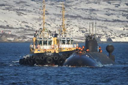 Североморск. Военно-морская база Северного флота России. Атомная подводная лодка Б-138 `Обнинск` в порту.