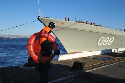 Североморск. Военно-морская база Северного флота России. Атомный ракетный крейсер `Петр Великий` в порту.