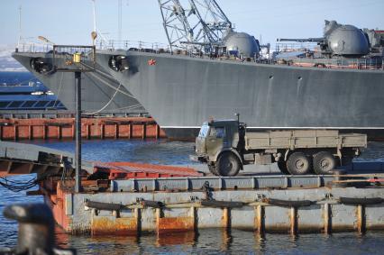 Североморск. Военно-морская база Северного флота России. Списанный  эскадренный миноносец проекта 956 `Сарыч` `Гремящий` в порту.