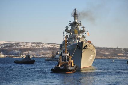 Североморск. Военно-морская база Северного флота России. Атомный ракетный крейсер `Петр Великий` в порту.