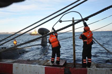 Североморск. Военно-морская база Северного флота России. Атомная подводная лодка Б-138 `Обнинск` в порту.