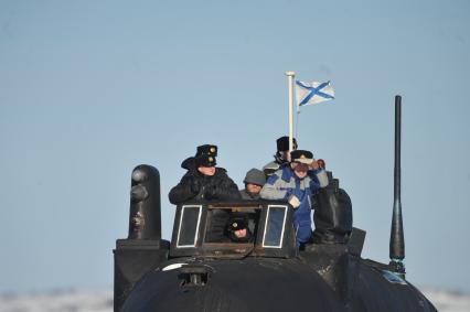 Североморск. Военно-морская база Северного флота России. Военнослужащие на атомной подводной лодке Б-138 `Обнинск` в порту.