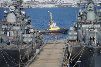 Североморск. Военно-морская база Северного флота России. Эскадренные миноносцы проекта 956 в порту.