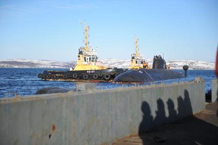 Североморск. Военно-морская база Северного флота России. Атомная подводная лодка Б-138 `Обнинск` в порту.