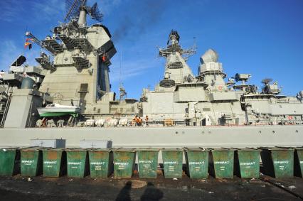 Североморск. Военно-морская база Северного флота России. Атомный ракетный крейсер `Петр Великий` в порту.