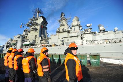 Североморск. Военно-морская база Северного флота России. Атомный ракетный крейсер `Петр Великий` в порту.