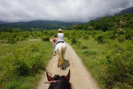 Южное побережье Крыма. Алуштинский регион. Урочище Демерджи. `Долина Привидений`. Туристы катаются на лошадях.