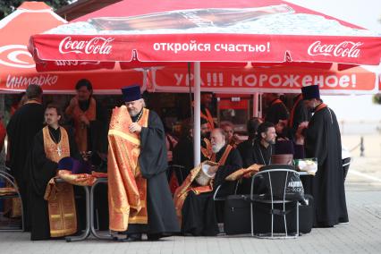 Ставрополь. Священники отдыхают в уличном кафе после Крестного хода.
