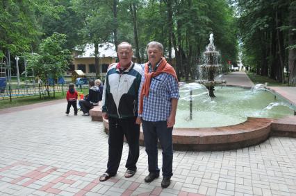 Московская область. Председатель КПРФ Геннадий Зюганов и заместитель редактора международной и внутренней политики ИД `Комсомольская правда` Александр Гамов в оздоровительном комплексе `Снегири`.
