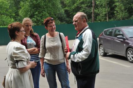 Московская область. Председатель КПРФ Геннадий Зюганов беседует с жителями поселка Снегири.