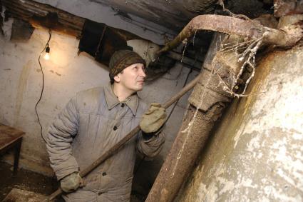 Сантехник в подвале жилого дома. Замена старых труб. Екатеринбург