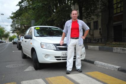 Москва.   Денис Громнадский в поисках парковки для инвалидов.