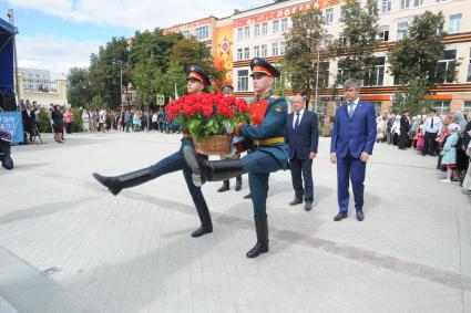 Москва. Военнослужащие роты почетного караула Преображенского полка во время празднования Преображения Господня (Яблочного Спаса) на Преображенской площади