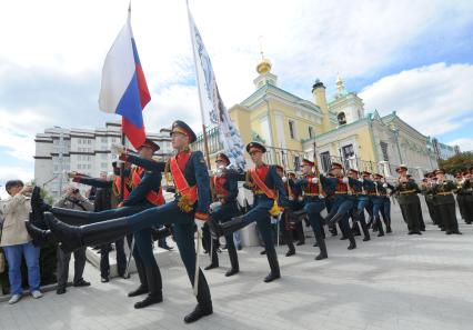 Москва. Военнослужащие роты почетного караула Преображенского полка во время празднования Преображения Господня (Яблочного Спаса) на Преображенской площади