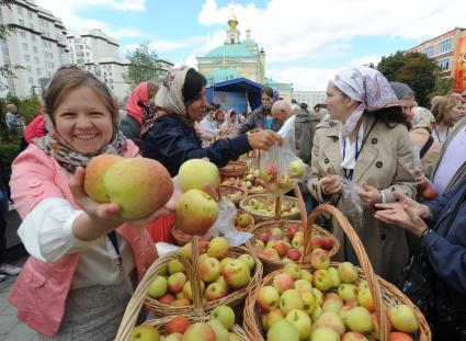 Москва.  Прихожане во время празднования Преображения Господня (Яблочного Спаса) на Преображенской площади